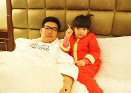 奶爸爆料女儿起床视频